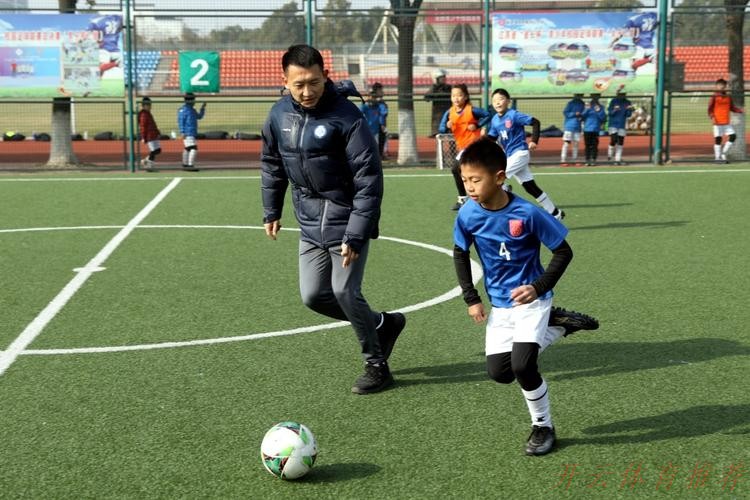 开云体育：燕京啤酒2022中国足协杯“种子计划”走进张家港 前国脚周云再回母校